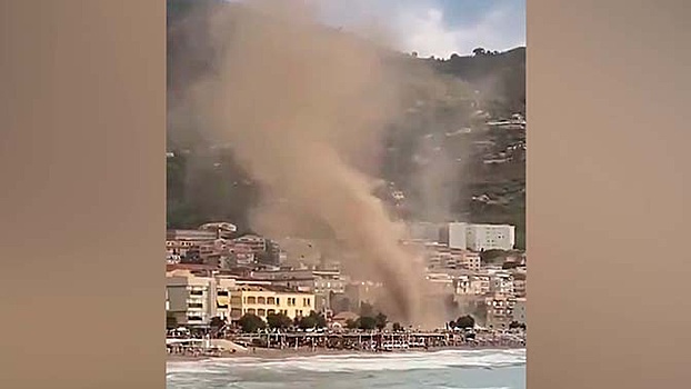 Во власти торнадо: на пляжах Сицилии разгулялся смерч