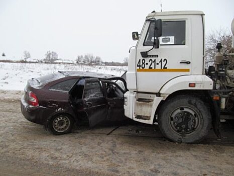 В Кромском районе «Лада» влетела в бетономешалку