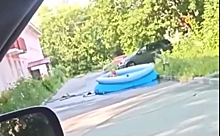 Уставший от жары новосибирец установил бассейн у подъезда