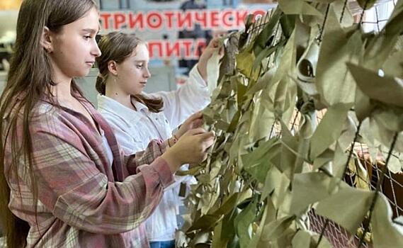 В Курском ДОСААФе плетут масксети для фронта