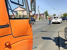 В Омске автобус врезался в Ниссан Жук