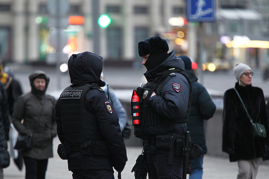 В Москве двое мужчин взяли заложников в магазине и выстрелили в полицейского