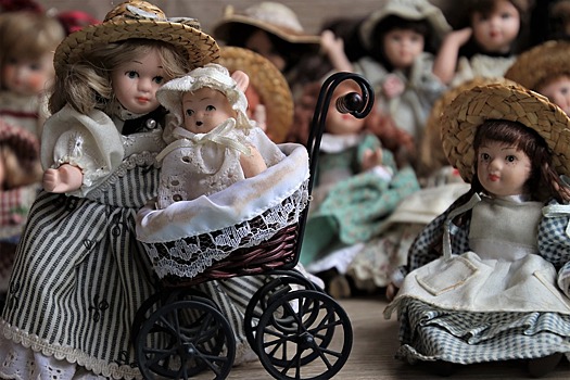 В библиотеке № 98 гостей ждет выставка кукол «Дамы эпохи»