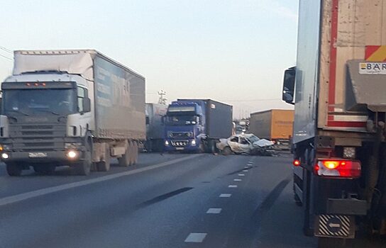 На свердловской трассе погиб пенсионер, устроив ДТП с фурами