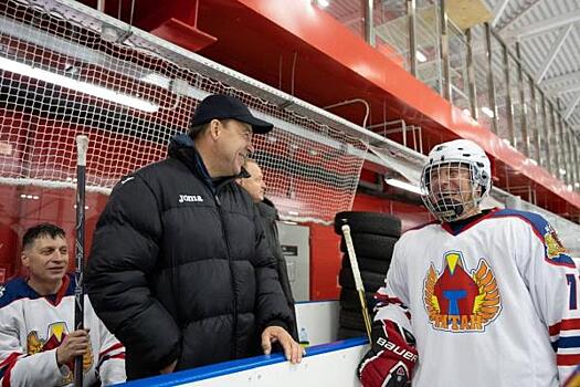 В Екатеринбурге полпред президента в УрФО сыграл в товарищеском матче по хоккею