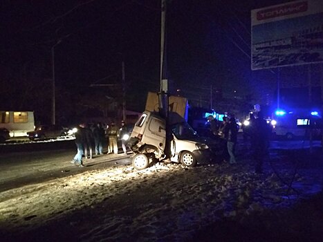 В Таганроге грузовик снес легковой автомобиль