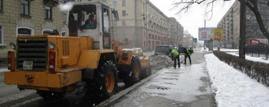 Коммунальщики используют уборочные машины «вхолостую» на фоне нехватки спецтехники – петербуржцы