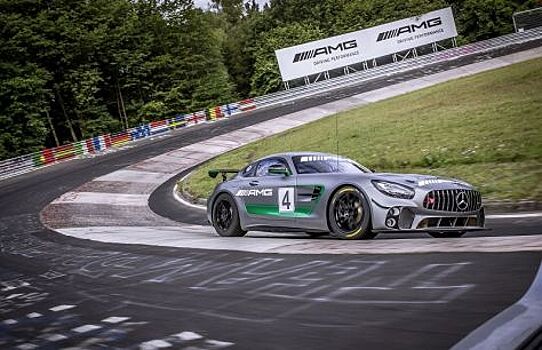 Mercedes-AMG GT4 выбирается на трек. Пока полулегально.
