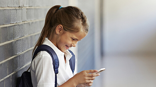 Психолог посоветовала купить ребенку перед школой смартфон