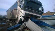 В Тольятти водитель фуры Volvo снес бетонное ограждение
