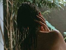 Парикмахер опровергла популярный миф о вреде ежедневного мытья головы