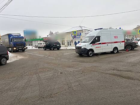 На перекрёстке улиц Азина и Областной в Ижевске «ВАЗ» столкнулся со скорой помощью