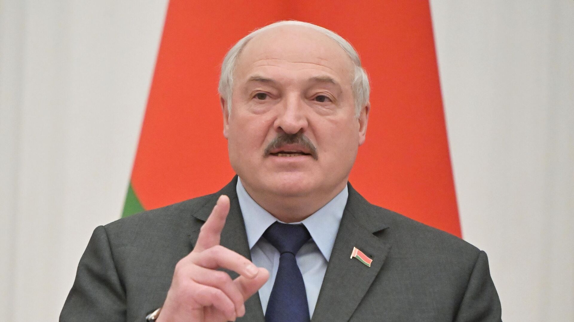 Лукашенко призвал остановить «обезумевших политиканов»