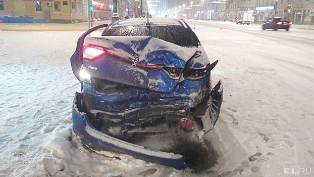В центре Екатеринбурга Kia Rio после столкновения с Ford отбросило в светофор