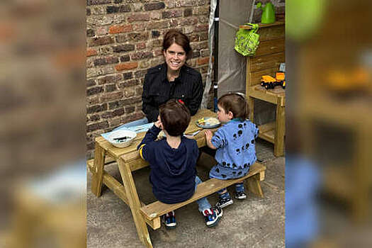 Принцесса Евгения опубликовала фото с сыновьями на своем 35-летии