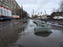 Воду на дорогах Саратова впитывают специальные мешки