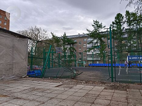 В Ижевске посчитают ущерб после опрокинувшегося на спортплощадке на улице Кирова автомобиля