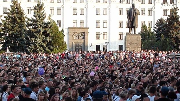 В Луганске около 10 тысяч человек пришли на концерт российских исполнителей
