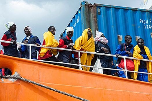 Испанские спасатели вытащили из воды беженцев из взорвавшейся лодки