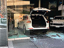 Обманутый бизнесмен протаранил салон Porsche на своем Cayenne: видео