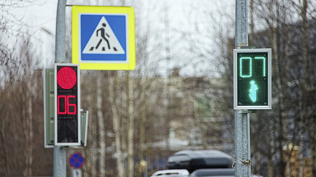 Светофор на оживлённом перекрёстке Ноябрьска перенастроят после жалоб горожан