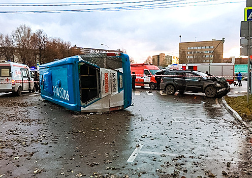 Лихача на "Мерседесе", протаранившего маршрутку с детьми в Москве, наказали