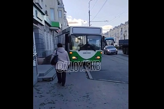В Екатеринбурге наказали водителя автобуса, объезжавшего пробку по тротуару