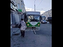 В Екатеринбурге наказали водителя автобуса, объезжавшего пробку по тротуару
