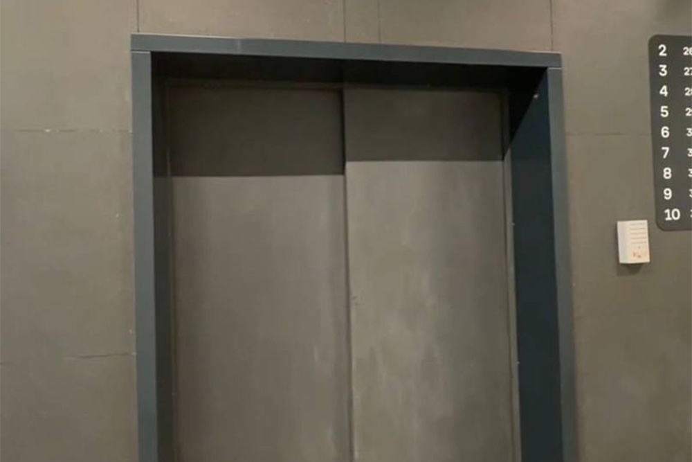 В Москве при падении лифта пострадала женщина с ребенком