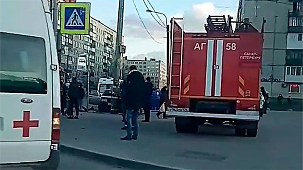 В Питере автомобиль на большой скорости въехал в толпу: кадры с места