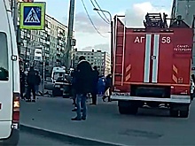 В Питере автомобиль на большой скорости въехал в толпу: кадры с места
