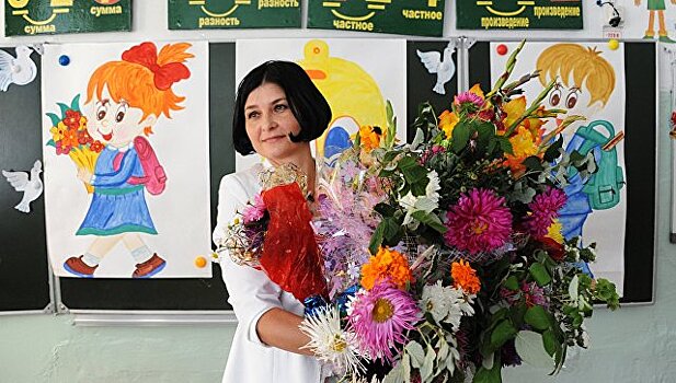 Около 1,5 млн школьных педагогов России отпразднуют День учителя
