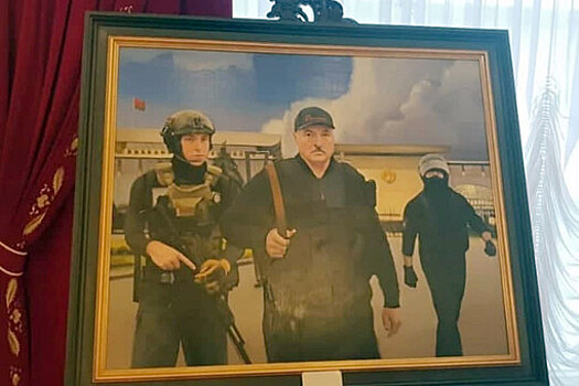 Картину с изображением Лукашенко с автоматом вывесят во Дворце независимости