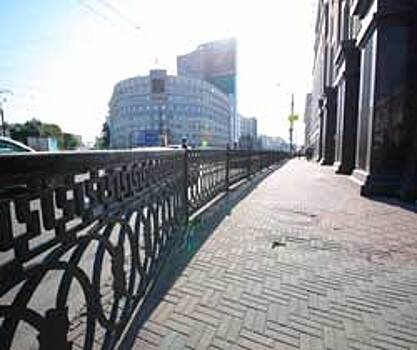 На площади Революции установили забор из знаменитого каслинского литья