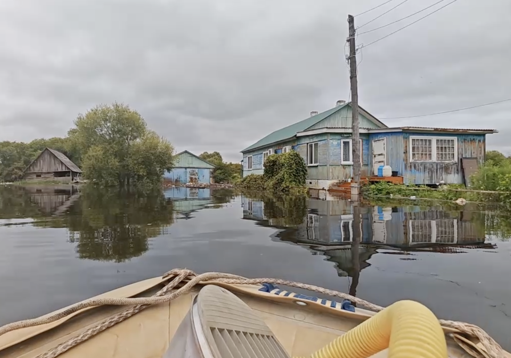 Восемь домов ушли под воду и еще 40 находятся под угрозой затопления после прорыва земляной насыпи дамбы в приморском Дальнереченске