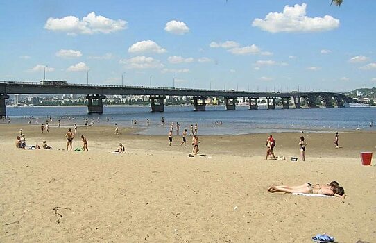 На главном пляже Саратова «Городские пески» разрешено купаться