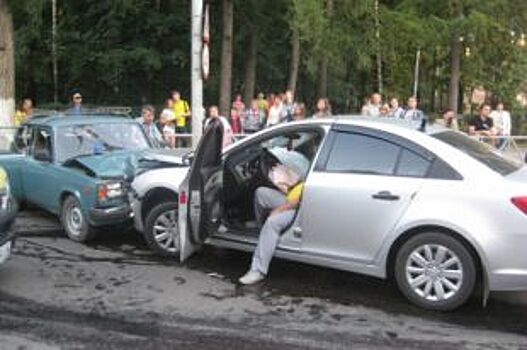 В лобовом столкновении на Малохтинском проспекте серьезно пострадали люди