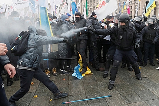 Десятки человек пострадали в столкновениях с полицией в Киеве