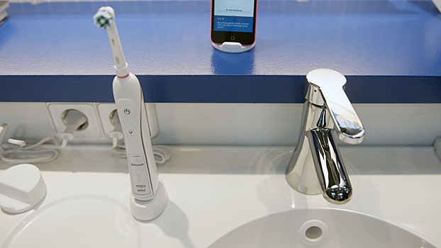 Врач рассказала, почему стоит заменить обычную щетку электрической