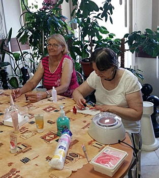Мастер-класс по маникюру прошел для участниц проекта «Московское долголетие» района Выхино-Жулебино