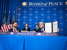 Аналитик Наполитано: лишь двое из окружения Трампа против помощи Зеленскому и удара по Ирану