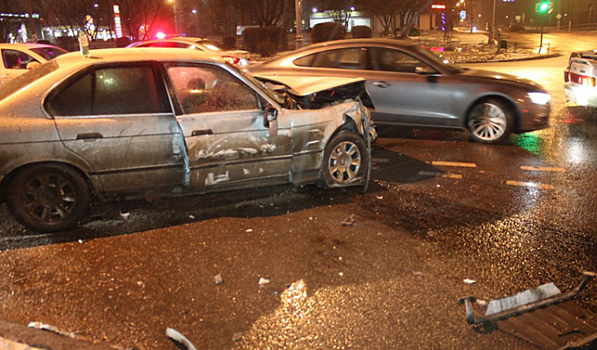При столкновении автомобилей в Лианозове пострадала пожилая женщина