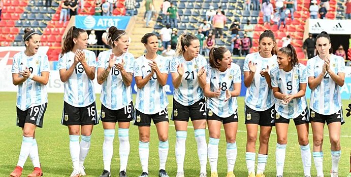 Три футболистки ушли из сборной Аргентины из-за неподобающих условий на сборах. Им давали банан и бутерброд с ветчиной и сыром на тренировках и не заплатят за товарищеские матчи в Буэнос-Айресе