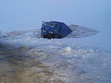 Очередной провал. Грузовик не осилил протоку