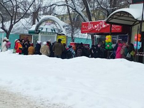 В одном из городов Башкирии выстроилась огромная очередь за бесплатной шаурмой