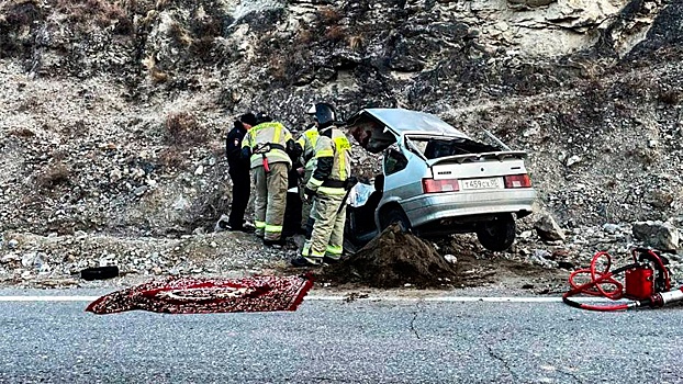В горах Дагестана автомобиль с людьми попал под камнепад, один человек погиб