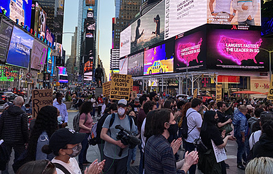 Митинг в поддержку приговора экс-полицейскому Дереку Шовину проходит на Таймс-сквер