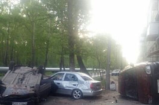 В Северодвинске пьяный водитель врезался в припаркованные автомобили