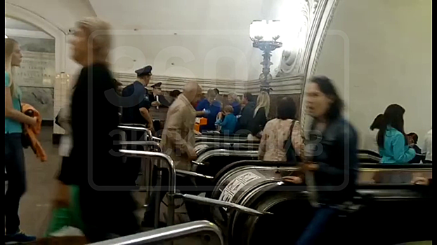 Ребенку зажало руку эскалатором на станции метро «Арбатская» в Москве
