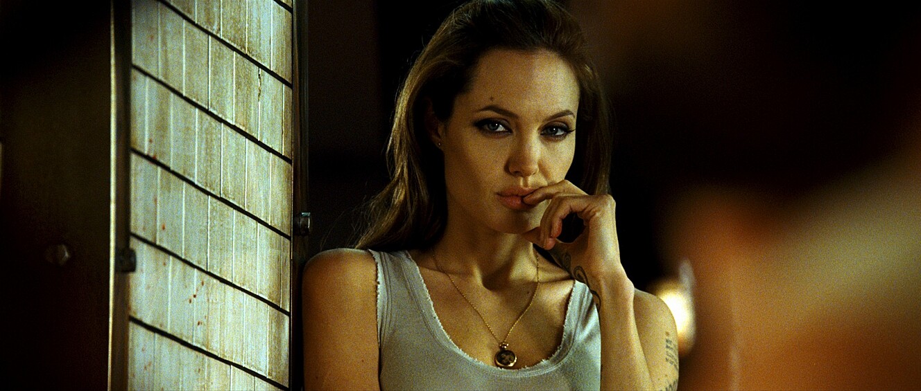 "Особо опасен" — одна из немногих картин, созданная российским режиссером Тимуром Бекмамбетовым, с голливудскими звездами. Джоли в этом фильме сыграла киллершу, которая обучает главного героя азам преступного мира. 